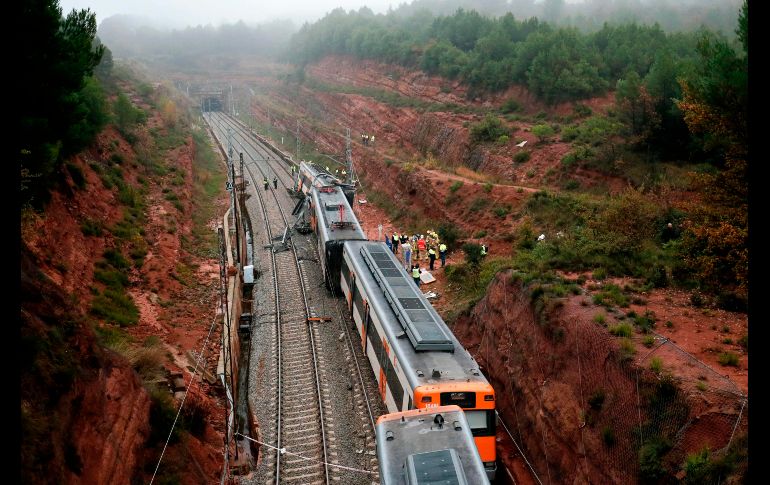 Personal de emergencias acude al punto donde un tren descarriló en Vacarisses, España. El accidente, provocado por un alud tras lluvias, dejó una persona muerta y seis heridas. AFP/P. Barrena