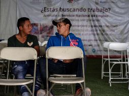 Cientos de migrantes esperaron para ser atendidos en la feria del empleo organizada en Tijuana. AFP / G. Arias