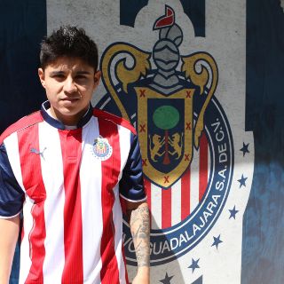 "Chofis" firma extensión de contrato en Chivas