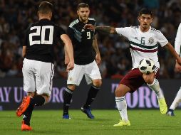 Giovanni Lo Celso (i) y Mauro Icardi (c), de Argentina, disputan el balón con Victor Guzmán (d), de la Selección de México. EFE/P. Reynoso