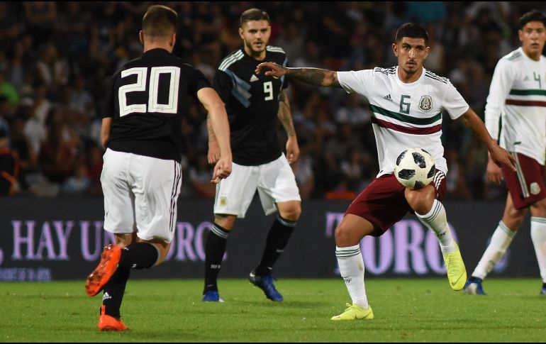 Giovanni Lo Celso (i) y Mauro Icardi (c), de Argentina, disputan el balón con Victor Guzmán (d), de la Selección de México. EFE/P. Reynoso