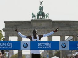 Eliud Kipchoge cruza la meta en el Maratón de Berlín. AP