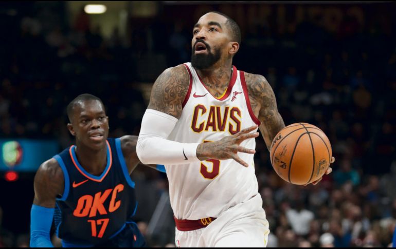 JR Smith aún tiene dos temporadas de contrato por casi 30 millones de dólares con los Cavaliers. AP