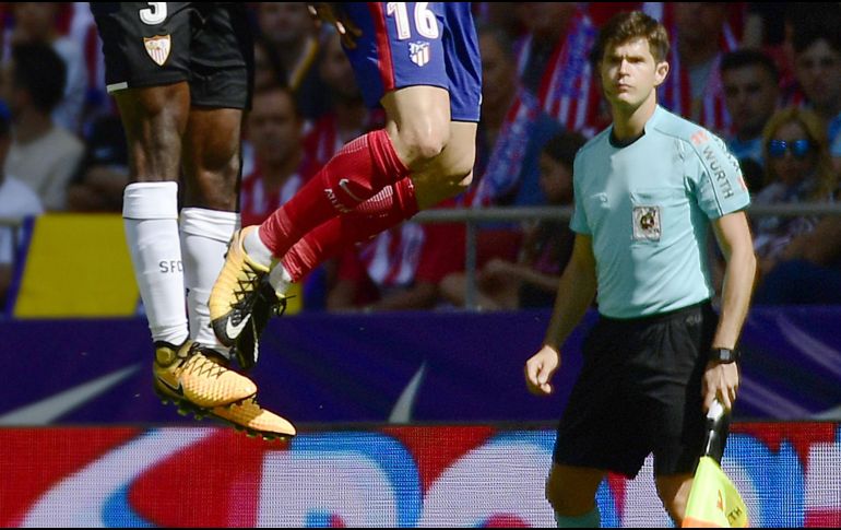 Tras llevar a cabo una operación de cambio de sexo de 17 horas, el cirujano español César Noval cambiará su bata por un camiseta negra el sábado para arbitrar un partido del Real Madrid. AFP / PP. Marcou