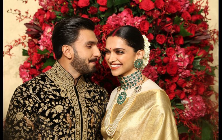 Los actores de Bollywood Deepika Padukone (d) y Ranveer Singh posan en la recepción de su boda en Bangalore, India. La pareja se casó en Villa Balbianello, una mansión italiana que aparece en las películas de 