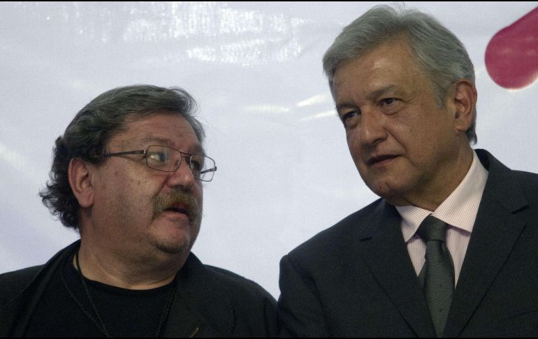 Este cambio a la ley se debo a que el presidente electo, Andrés Manuel López Obrador (der)  ha nombrado por anticipado a Taibo II (izq) para dirigir el FCE. AFP / ARCHIVO