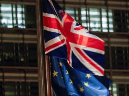  Tras firmar ambos documentos, los integrantes de la UE se reunirán con la primera ministra británica para sellar el acuerdo. EFE/ O. Hoslet