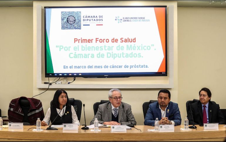 Jorge Alcocer (c) inauguró este miércoles el Primer Foro de Salud 