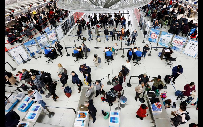Largas filas para ingresar a las salas de abordaje en el aeropuerto neoyorquino John F. Kennedy.