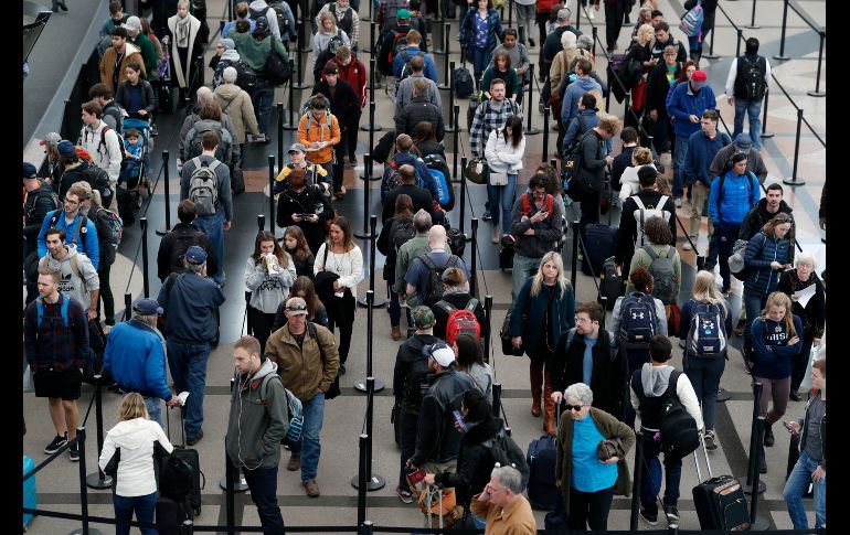 Se prevé que el miércoles sea el segundo día del año con mayor actividad en vuelos en el país; el primero será el próximo domingo, cuando termina el fin de semana largo. En el aeropuerto internacional de la ciudad de Denver, en Colorado.