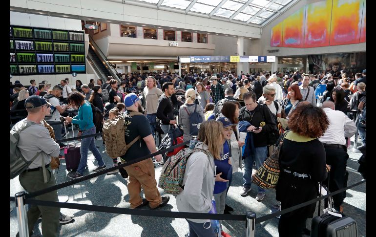 El feriado de Acción de Gracias marca una de las principales celebraciones de los estadunidenses, así como el inicio de la temporada de compras navideñas, con la jornada del 