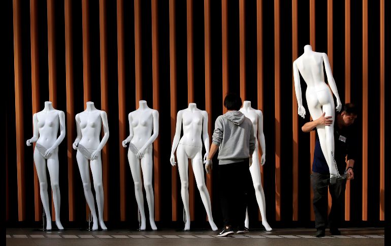 Operarios portan maniquíes en el centro de exposiciones del Foro Internacional de Tokio, Japón. EFE/F. Robichon
