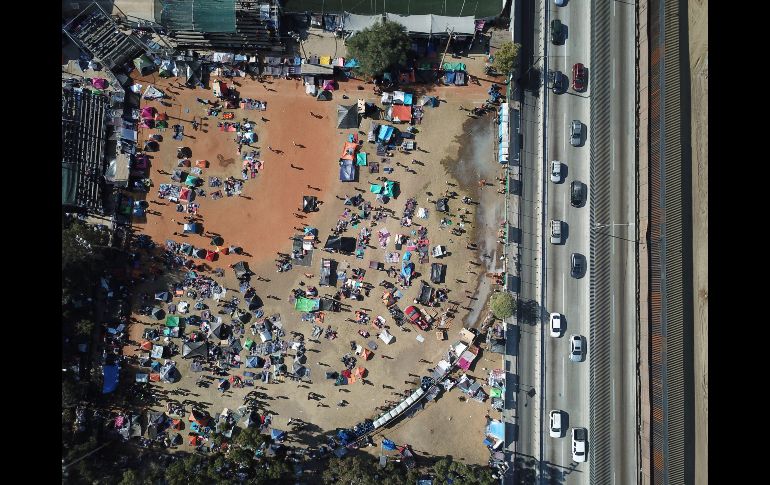 Vista aérea que muestra a migrantes centroamericanos en un albergue habilitado en la Unidad Deportiva Benito Juárez, en Tijuana, Baja California. EFE/M. Ascencio