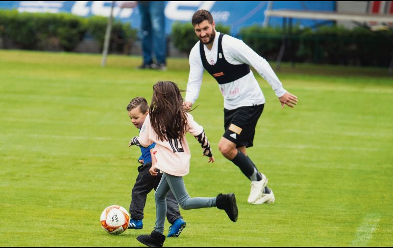 André-Pierre bromea con sus hijos durante una práctica de los Tigres. MEXSPORT