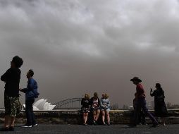 Las autoridades emitieron este jueves una alerta de salud pública para Sídney cuando una nube de polvo de 500 kilómetros de ancho llegó a la ciudad y causó retrasos en los vuelos. EFE / P. Braven