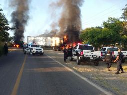 Enfrentamiento en Tomatlán deja un muerto y vehículos incendiados