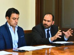 El alcalde, Juan Antonio González Mora (d), refiere que plantearon la alternativa que el panteón se habilite en la zona del centro penitenciario de Puente Grande. ESPECIAL