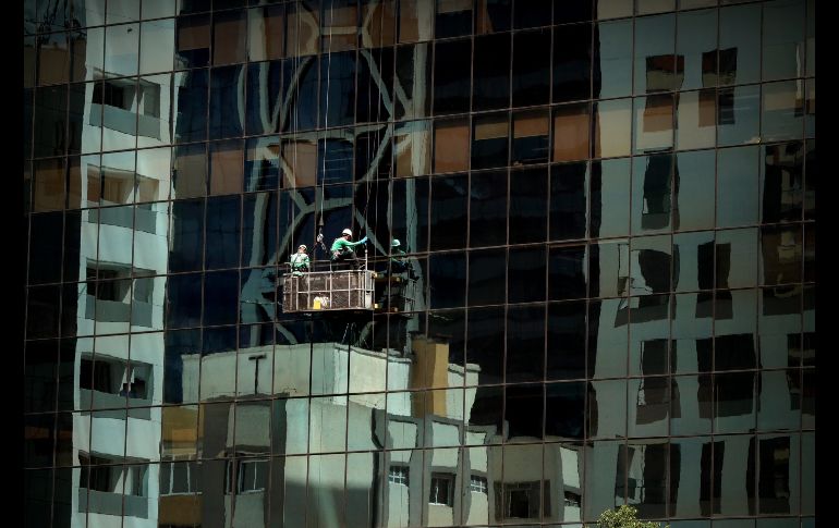Trabajadores limpian un edifico en la avenida Paulista de Sao Paulo, Brasil. EFE/F. Bizerra