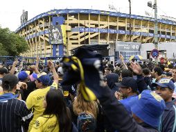 Cientos de aficionados quedaron fuera e intentaron entrar por la fuerza; fueron repelidos con gases lacrimógenos. AFP/J. Mabromata