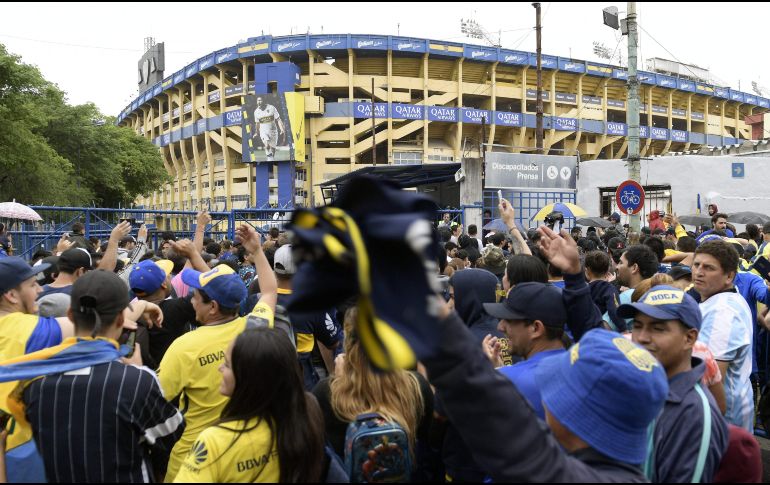 Cientos de aficionados quedaron fuera e intentaron entrar por la fuerza; fueron repelidos con gases lacrimógenos. AFP/J. Mabromata