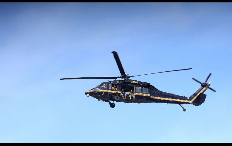 Guardias de la Oficina de Aduanas y Protección Fronteriza de Estados Unidos observan cerca del cruce fronterizo.