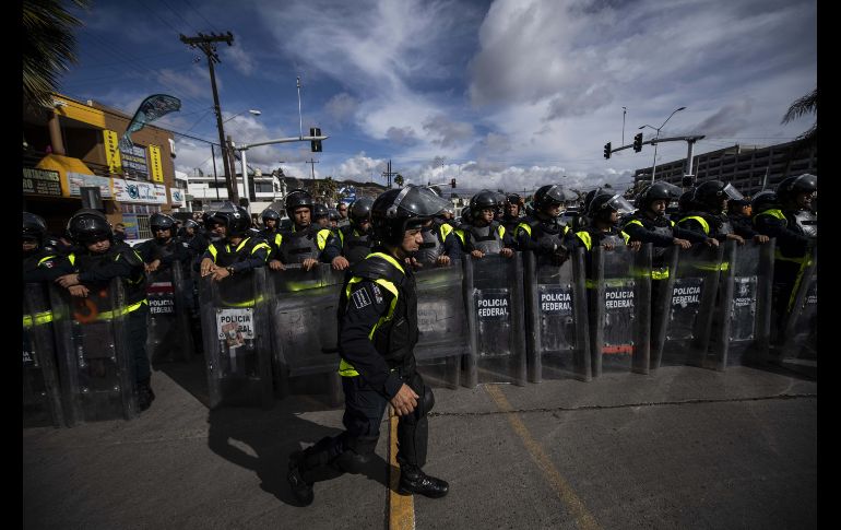 Policías impidieron el avance de los manifestantes.