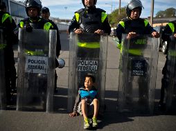 Más de 200 migrantes salieron del albergue en la unidad Benito Juárez, en el centro de Tijuana, para dirigirse a la línea internacional. AP / R. Espinosa