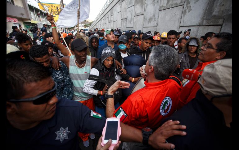 Integrantes el Grupo Beta de protección a migrantes decían a los centroamericanos que sus necesidades serían atendidas.