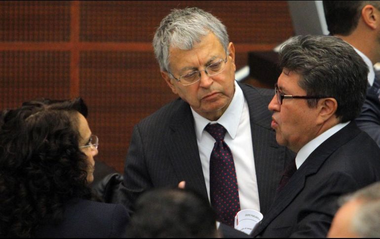 Ricardo Monreal (d) declaró a Morena a favor de la autonomía de los medios públicos. NTX/ARCHIVO