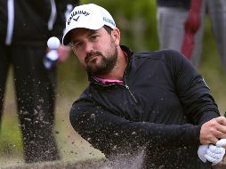 Roberto Díaz saca la pelota de un búnker durante la primera ronda del torneo, que se jugó con formato de “fourball”. AFP/W. West