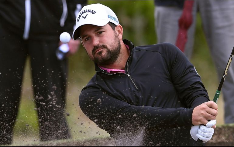 Roberto Díaz saca la pelota de un búnker durante la primera ronda del torneo, que se jugó con formato de “fourball”. AFP/W. West