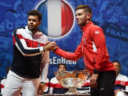 El francés Jo-Wilfried Tsonga (izquierda) y el croata Borna Coric protagonizarán uno de los duelos de singles de la Final de la Copa Davis. AFP/P. Huguen