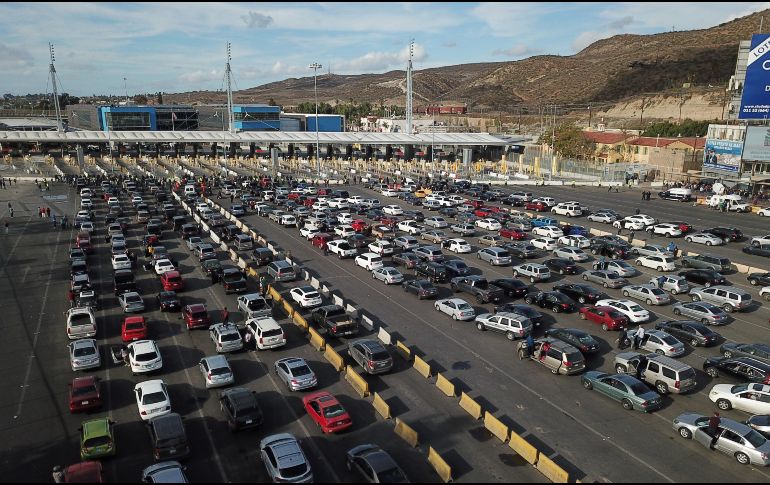 El cierre, que se extendió por más de una hora, generó un embotellamiento de automóviles dirigidos hacia la Unión Americana. EFE/M. Ascencio
