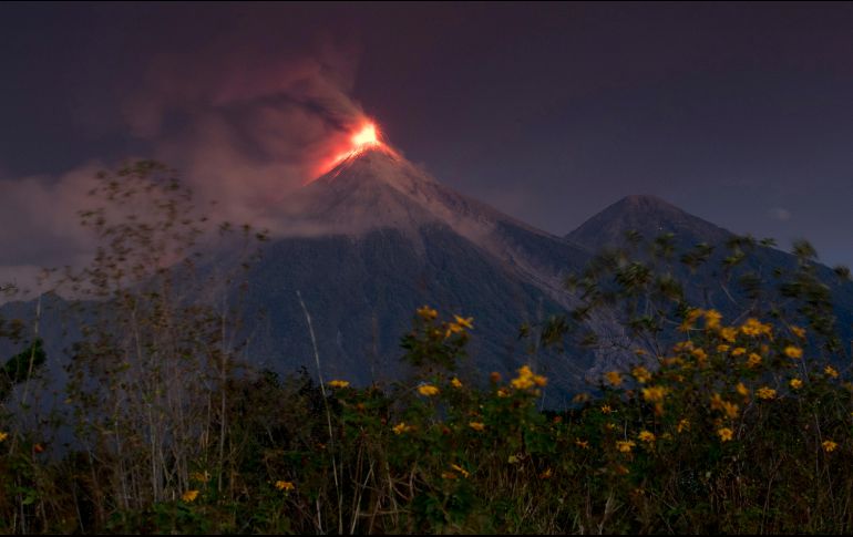 Las columnas de ceniza se elevan a cuatro mil 500 y cuatro mil 800 metros de altura y se dispersan a una distancia de 20 kilómetros en dirección al oeste, suroeste y sur del cono. AP / M. Castillo