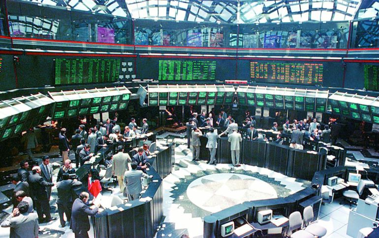 En el mercado accionario local se opera con un volumen de 450 mil 108 títulos, por un importe económico de 67.8 millones de pesos. NTX / ARCHIVO