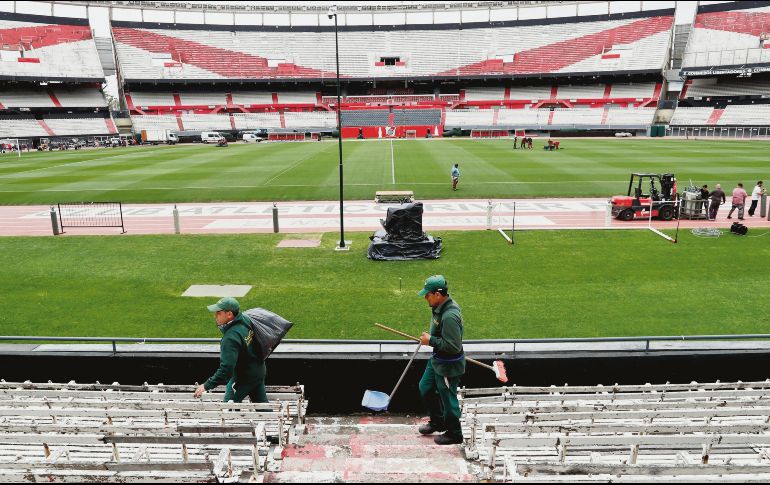 Todo está listo en el Monumental para recibir el partido que paralizará a Argentina y al mundo. River y Boca se juegan mucho más que el trofeo continental. EFE