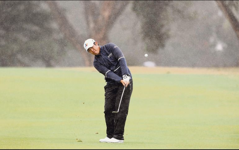 El integrante del equipo surcoreano, Byeong Hun An realiza un golpe rumbo al green durante la segunda ronda de la Copa del Mundo de golf. AFP