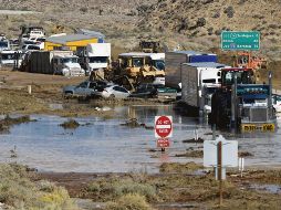 Vehículos atascados en una carretera de Mojave tras una tormenta. AFP