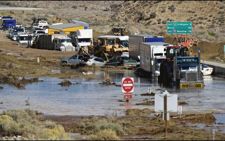 Vehículos atascados en una carretera de Mojave tras una tormenta. AFP