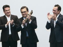 El gobernador Aristóteles Sandoval estuvo en la distinción a Ildefonso Guajardo. ESPECIAL