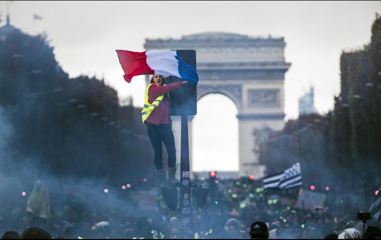 Los granaderos de la Gendarmería francesa han respondido rociando a los manifestantes con cañones de agua y lanzando gases lacrimógenos contra los contestatarios en una verdadera batalla campal con la policía. EFE / C. Petit