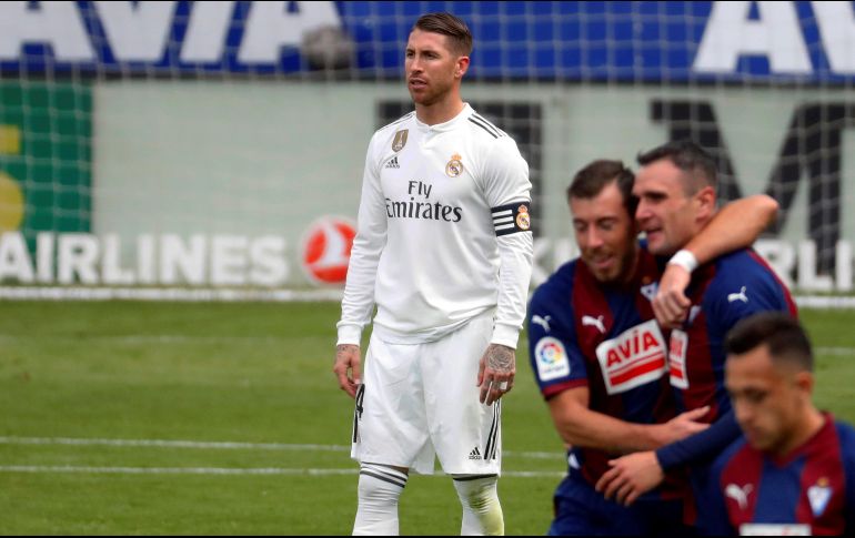 El Madrid fue superado en Ipurúa por futbol y empuje, no tuvo capacidad de reacción y cayó resignado ante los tantos de Escalante, Sergi Enrich y Kike García. EFE / J. Etxezarreta