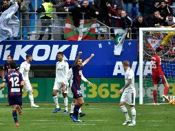 En redes sociales, los aficionados merengues señalan que los árbitros del VAR estaban en contra del Real Madrid, mientras que para otros celebraban haber hecho bien su trabajo. AP / A. Barrientos