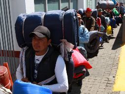 En el auditorio, los migrantes centroamericanos esperan a representantes de la Coparmex, quienes les ofrecerían empleo para permanecer legalmente en el país. NTX / ARCHIVO