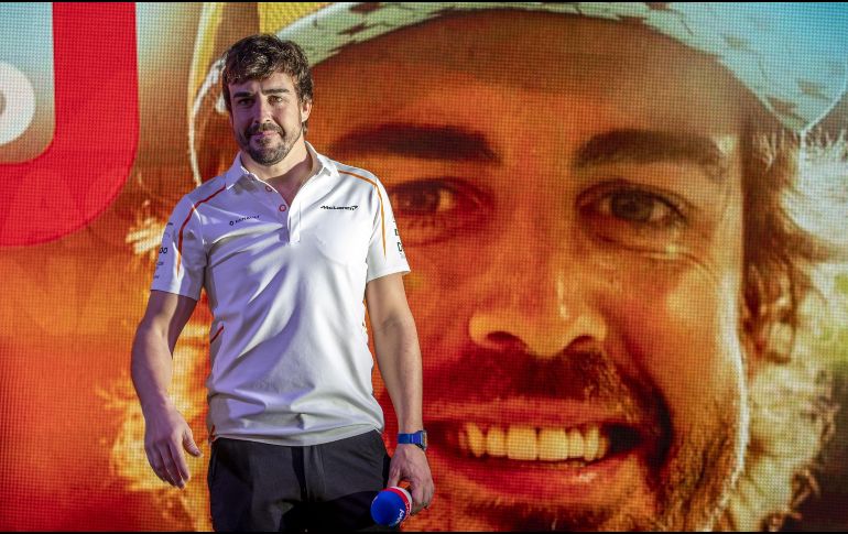 Tras una alentadora clasificación, Alonso sugirió que tal vez se tome un descanso para volver a la F1 en el futuro; dejará la categoría reina del automovilismo este domingo. EFE / S. Suki