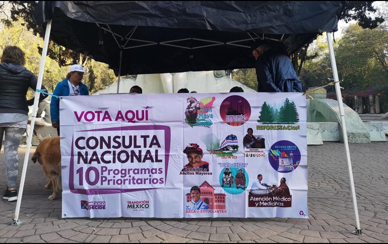Un empleado de un restaurante, quien ya emitió su voto, considera como positivo esta consulta, porque es importante que los gobiernos tomen en cuenta la voz y opinión de las personas. NTX / I. Durán