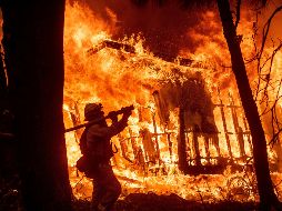 El incendio forestal ha sido catalogado como el más mortífero en la historia de California, ha destruido casi 62 mil hectáreas y ha sido contenido en un 95 por ciento gracias a las lluvias en el aire. AP / ARCHIVO