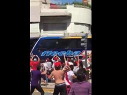 El autobús ingresó al escenario con varios vidrios laterales rotos y los jugadores, una vez descendieron, iban tosiendo y con los ojos llorosos por efecto de los gases. ESPECIAL / TWITTER