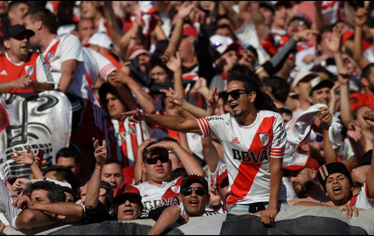 Seguidores de River Plate atacaron el autobús que transportaba a los jugadores de Boca Juniors. AP/G. Garello