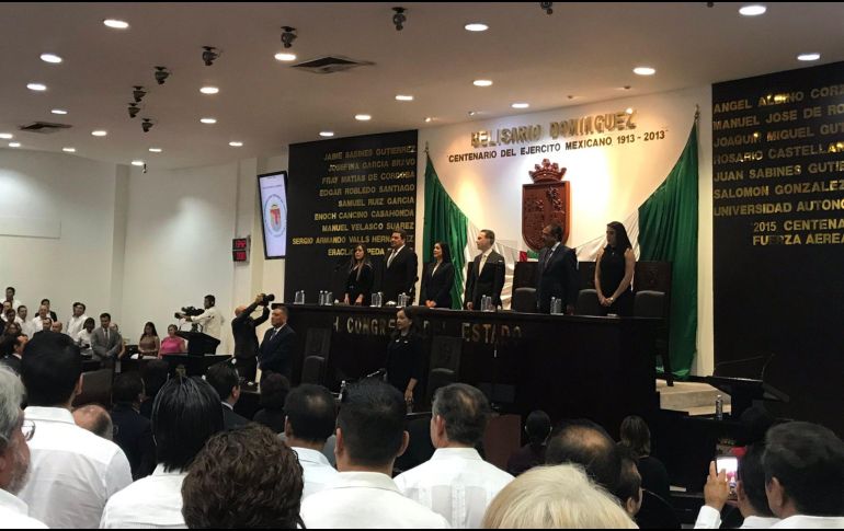 Al término del informe, Velasco Coello y varios diputados y senadores abandonaron el Congreso de Chiapas en medio de un fuerte operativo de seguridad. TWITTER/@NancyGdepaz